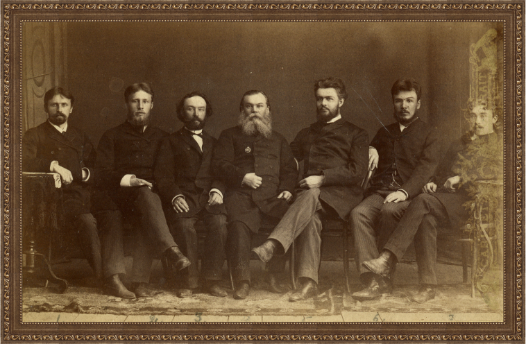 Служащие Нижнетагильского завода.
Фотография. 1900-е гг.