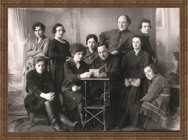 Сотрудники Тагильского музея краеведения. 
За столом сидит директор музея А.Н. Словцов, за ним стоит библиотекарь В.А. Чудовский.
Фотография. 1920-е гг.